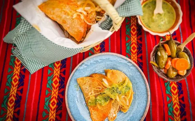 Tacos de canasta especiales con salsa verde y verduras en escabeche