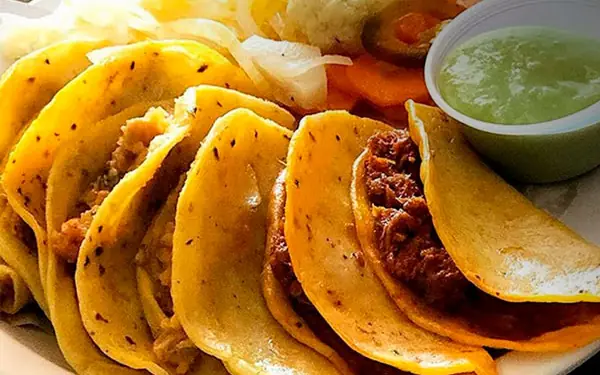 Tacos de canasta con guarniciones y salsa incluidas