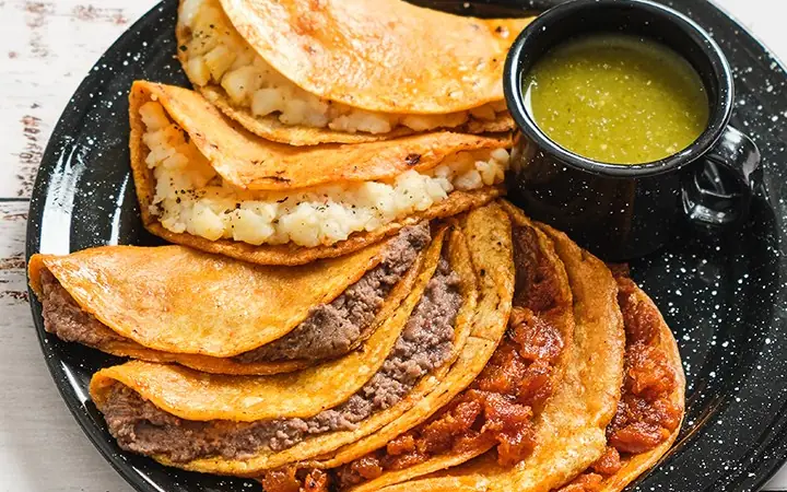 Pedido de tacos de canasta con salsa verde listo para entregar